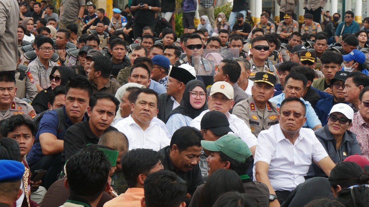 Ketua DPRD Provinsi Bengkulu Turun ke Tengah Massa, Ribuan Demonstran Tetap Damai