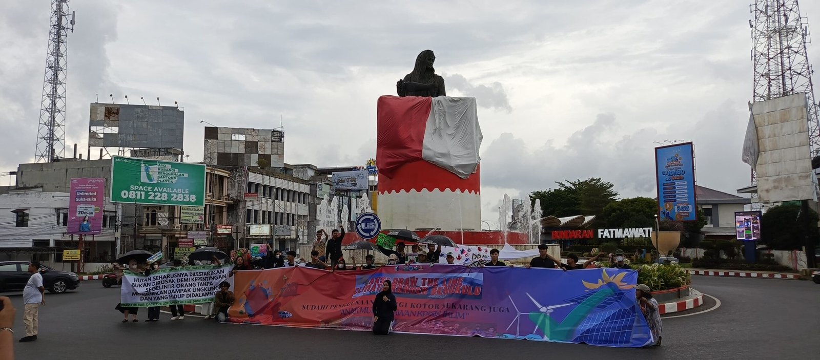 Aksi "Draw The Line": Desak Transisi Energi Bersih Segera Dilaksanakan