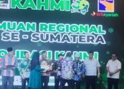 Gubernur Bengkulu Helmi Hasan Terima Penghargaan dari MN KAHMI di Batam