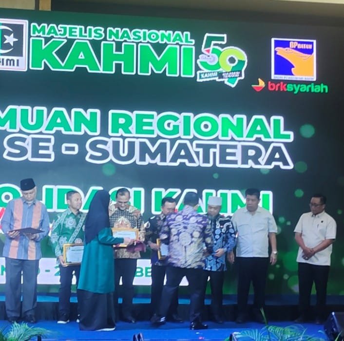 Gubernur Bengkulu Helmi Hasan Terima Penghargaan dari MN KAHMI di Batam