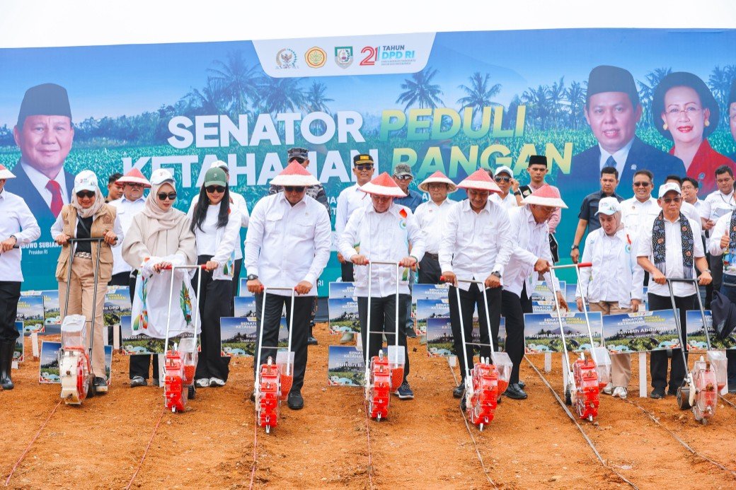 Ketua DPD RI Bagikan Benih Jagung dan Handtraktor untuk Bengkulu