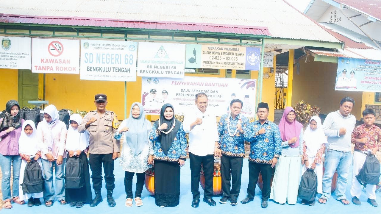 Bupati Bengkulu Tengah Resmikan Mushola Hingga Bagikan Bantuan Sekolah di SDN 68