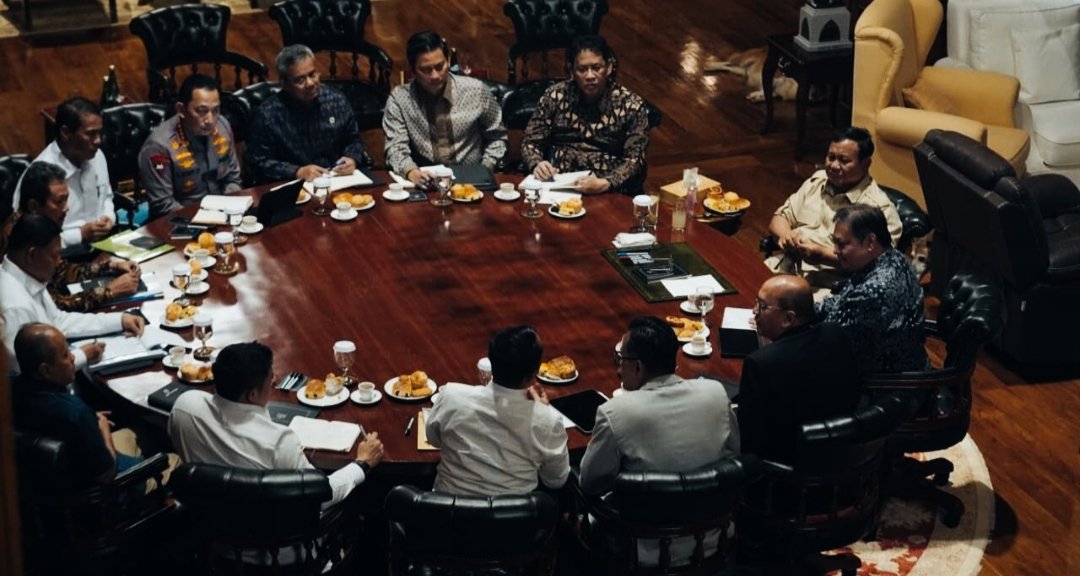 Prabowo Pimpin Ratas di Hambalang, Bahas Singkong, Energi Surya, hingga Giant Sea Wall