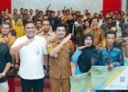 Bupati Arie Septia Adinata Serahkan Kartu BPJS Ketenagakerjaan untuk Pekerja Rentan 