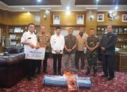 BNPB Serahkan Bantuan Rp350 Juta untuk Korban Banjir Batiknau, Bupati Arie: Bukti Negara Hadir