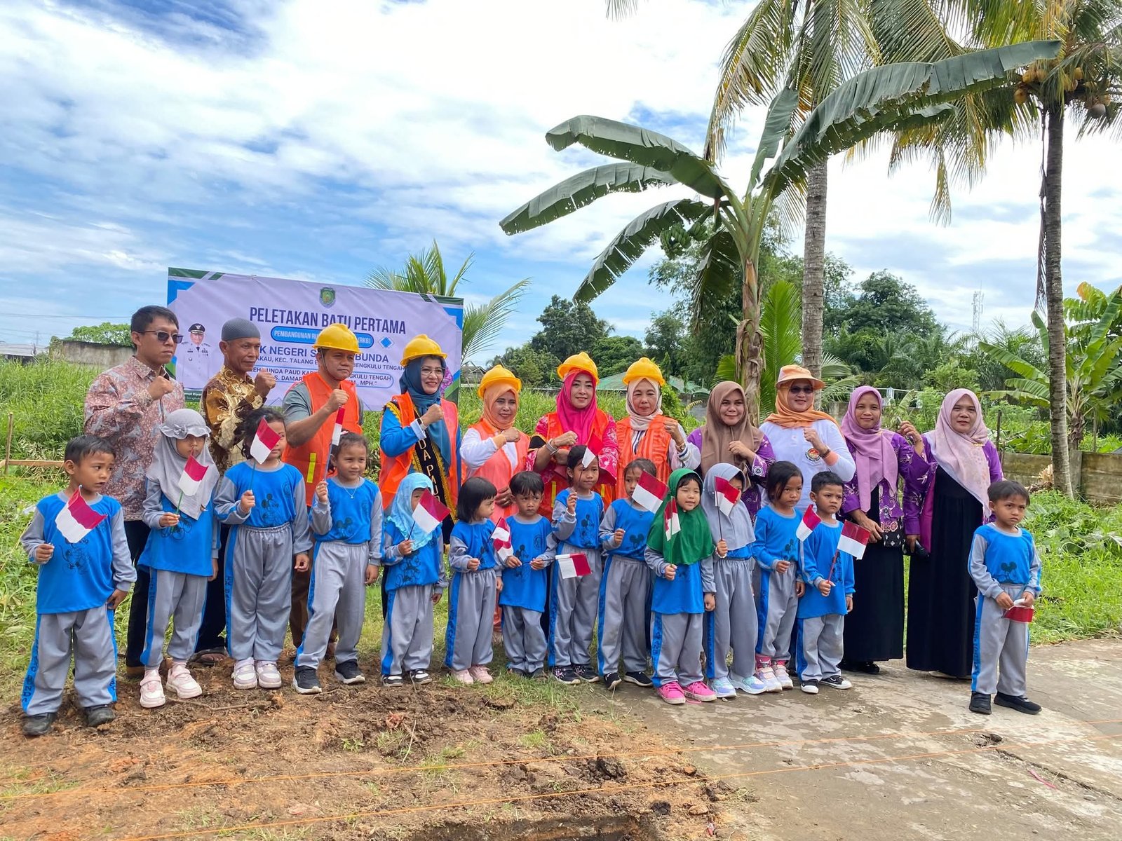 Dua TK di Bengkulu Tengah Dapat RKB Baru, Bunda PAUD Dharmarini Rachmat Letakkan Batu Pertama