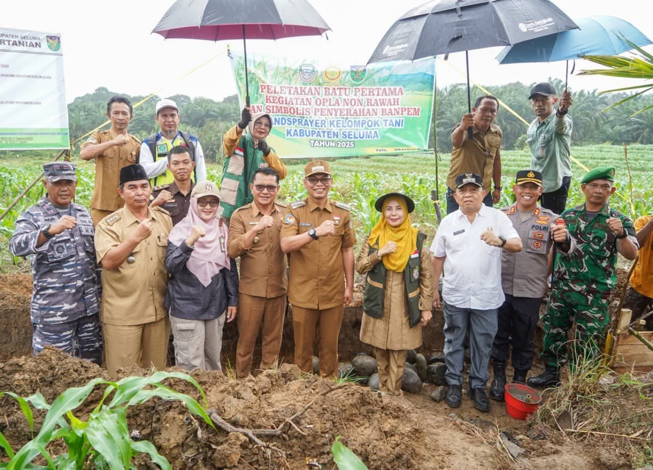 Dorong Ketahanan Pangan, Bupati Teddy Rahman Letakkan Batu Pertama Opla Non Rawah