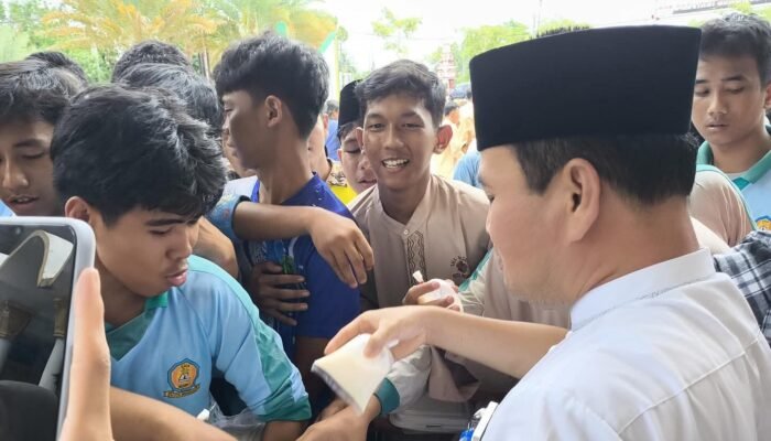Anak Sekolah Pulang Shalat Jumat Bawa Beras, Program “Bantu Rakyat” Helmi Hasan Disambut Antusias