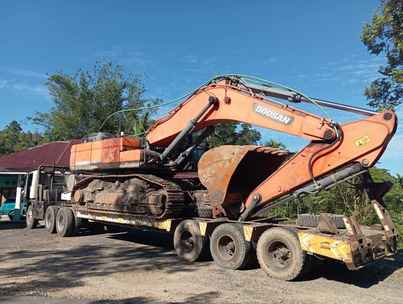Jalan Baru di Lebong Rusak, Diduga Akibat Dilintasi Alat Berat Dozan 320