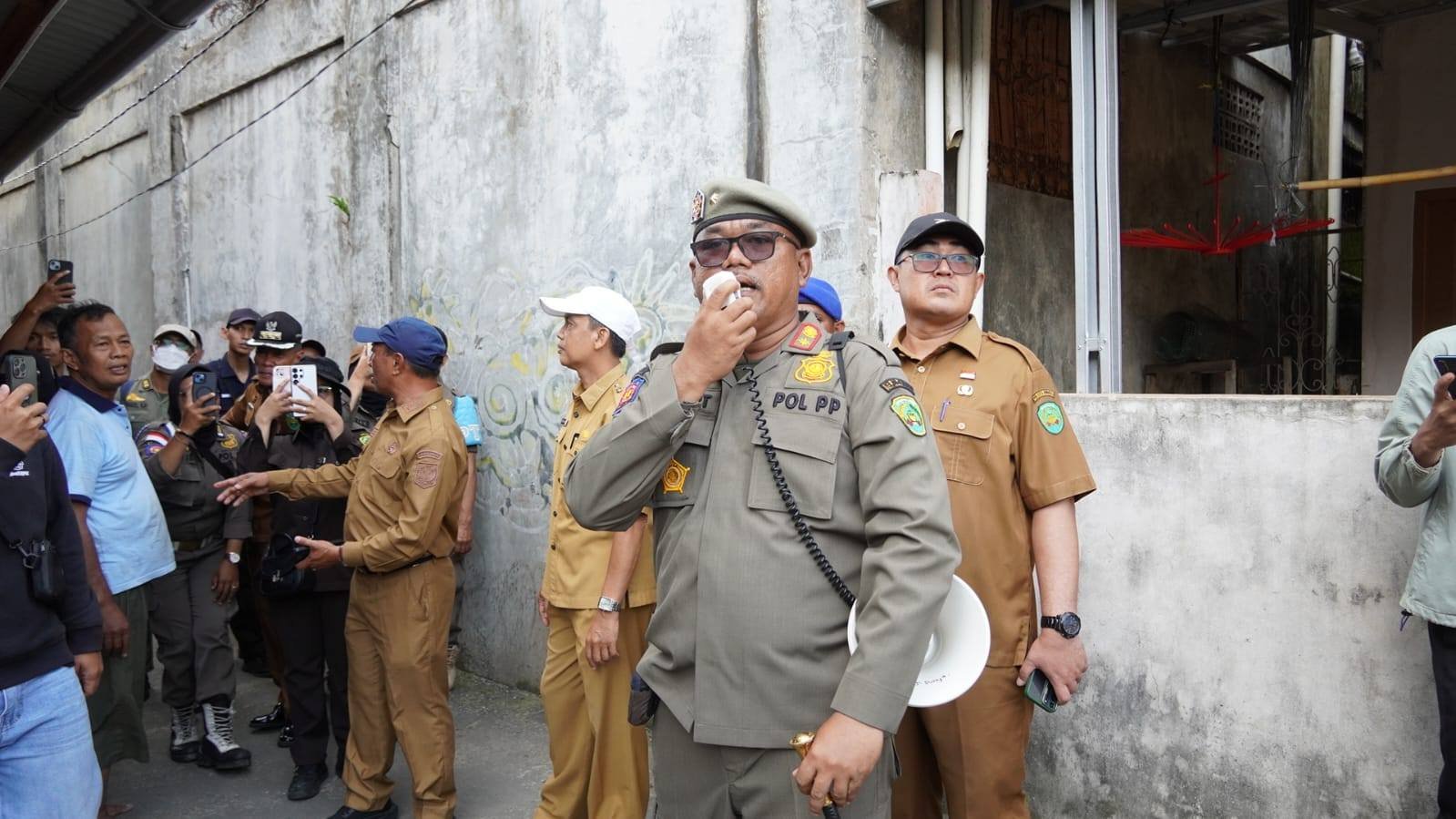 Satpol PP Tertibkan Listrik Ilegal PKL di Pasar Panorama