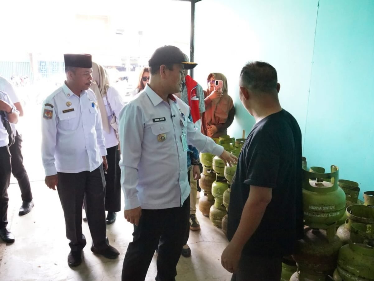 Pemerintah Provinsi Bengkulu bersama PT Pertamina (Persero) turun langsung meninjau agen dan sejumlah pangkalan elpiji di Kota Bengkulu, Rabu siang (18/2)