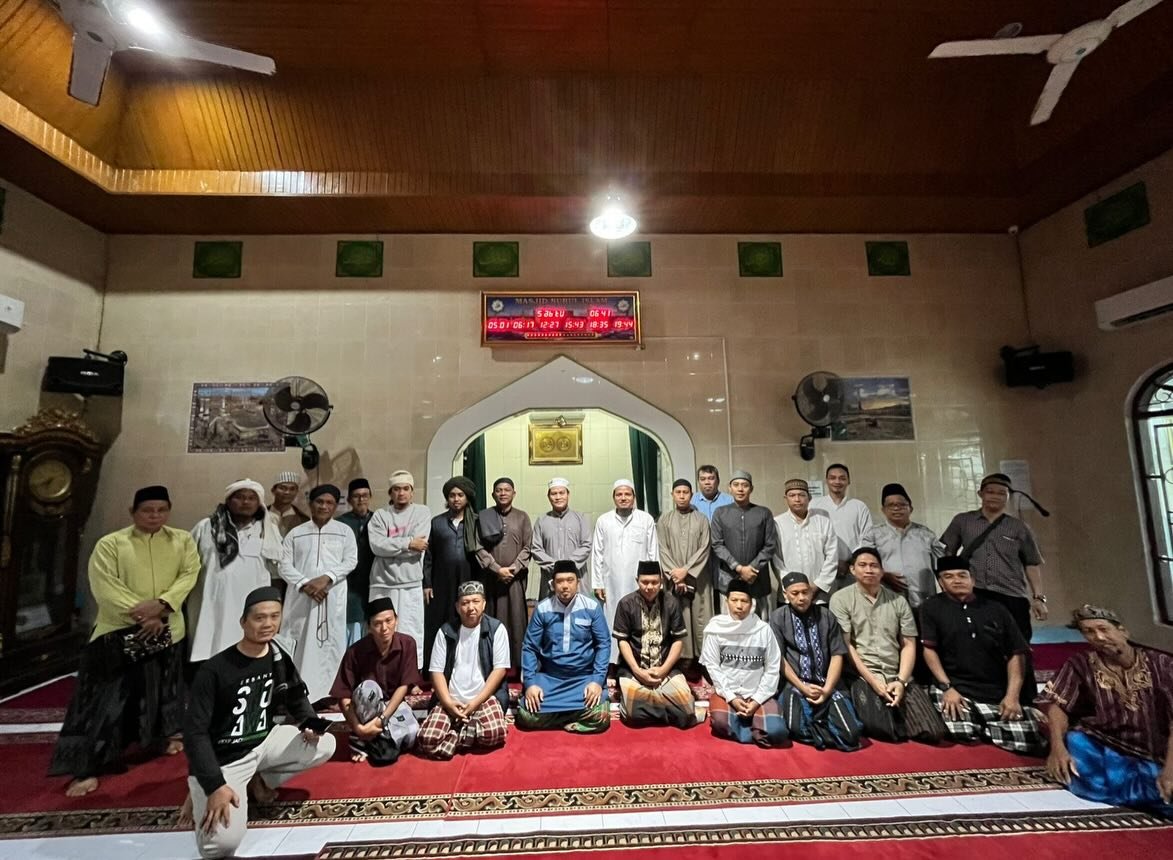 Penjabat Sekretaris Daerah Provinsi Bengkulu, Herwan Antoni, menyambangi peserta Retreat Merah Putih Angkatan X yang tengah mengikuti rangkaian kegiatan di Masjid Nurul Islam, Sabtu subuh (14/2)