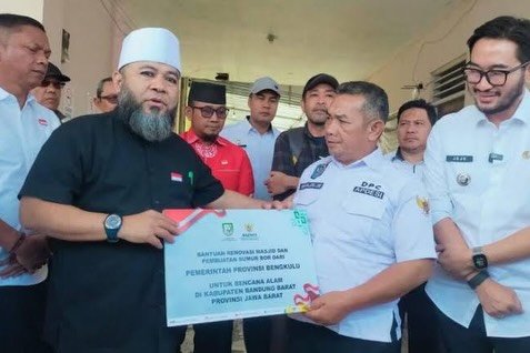 Helmi Hasan Salurkan Rp370 Juta untuk Korban Longsor Bandung Barat