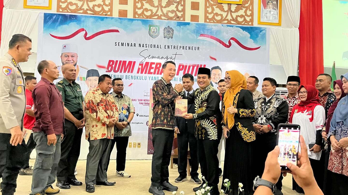 Peluncuran buku Bumi Merah Putih yang Terlupakan menjadi sorotan utama dalam seminar nasional kewirausahaan yang digelar di Gedung Serbaguna Kantor Gubernur Bengkulu, Ahad (15/2)