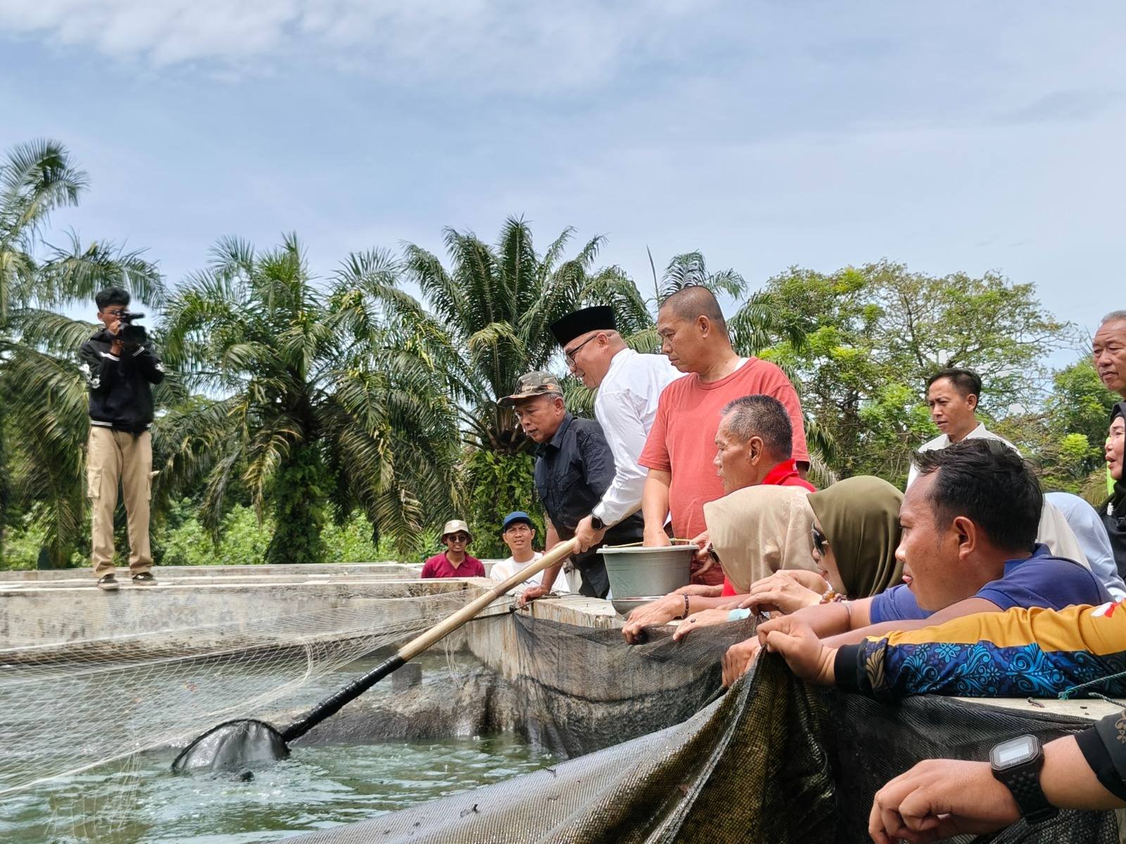 Panen Perdana di UPTD Balai Benih Ikan Dinas Perikanan Kota Bengkulu, Kamis (13/2/2026)(foto:anto) Panen Perdana di UPTD Balai Benih Ikan Dinas Perikanan Kota Bengkulu, Kamis (13/2/2026)(foto:anto)