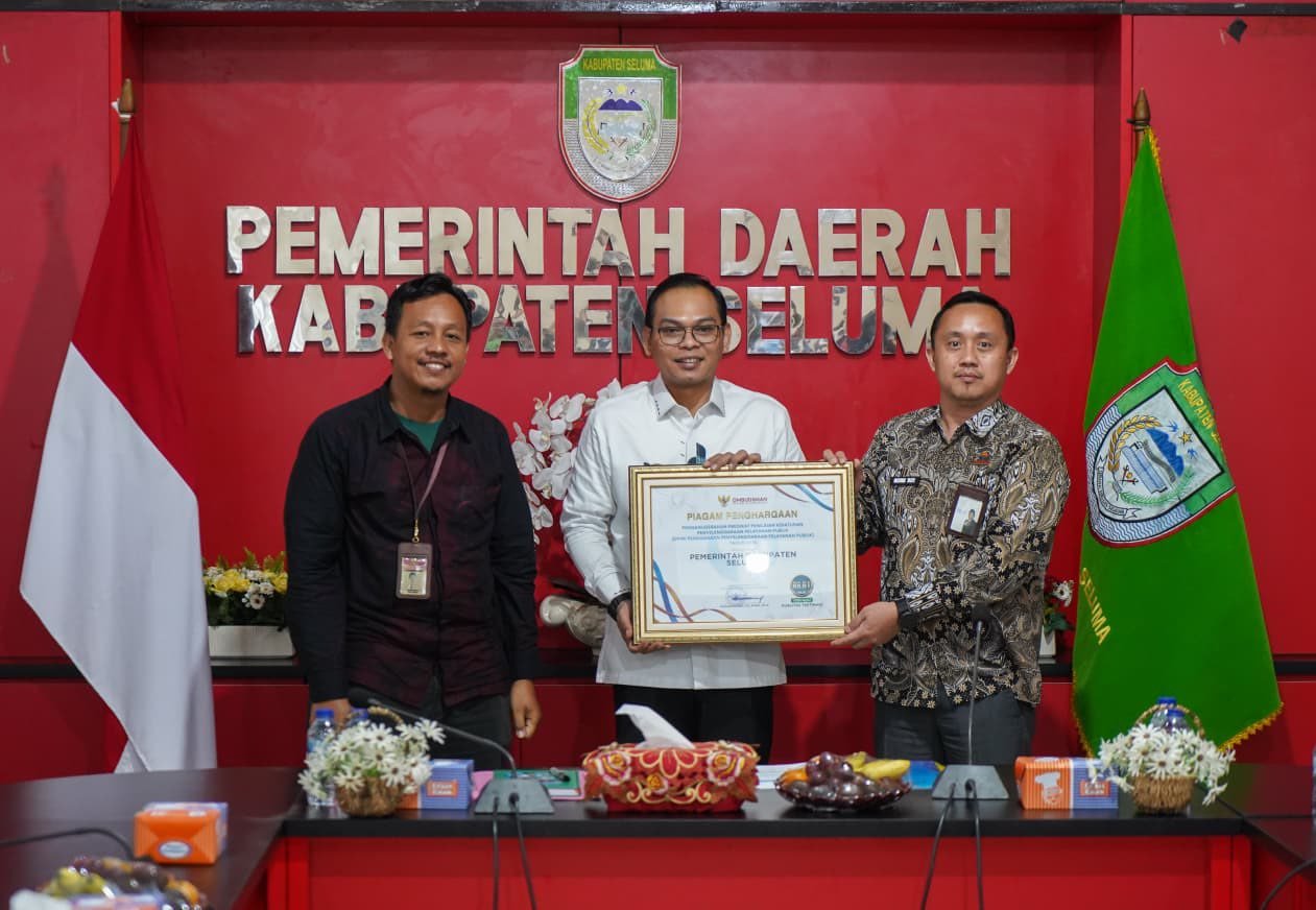 Pemerintah Kabupaten Seluma menerima piagam penghargaan Standar Pelayanan Publik dari Ombudsman Republik Indonesia Provinsi Bengkulu dalam agenda yang berlangsung di ruang rapat Bupati Seluma, Jumat (13/2/26)