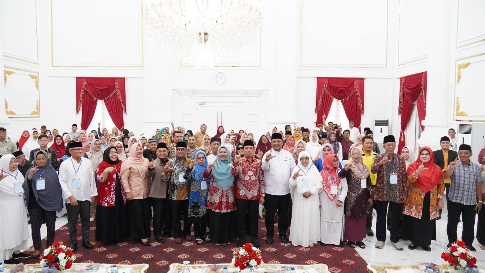 Pemerintah Kota Bengkulu meluncurkan program Sekolah Lansia di Balai Kota Merah Putih, Jumat (13/2/2026).