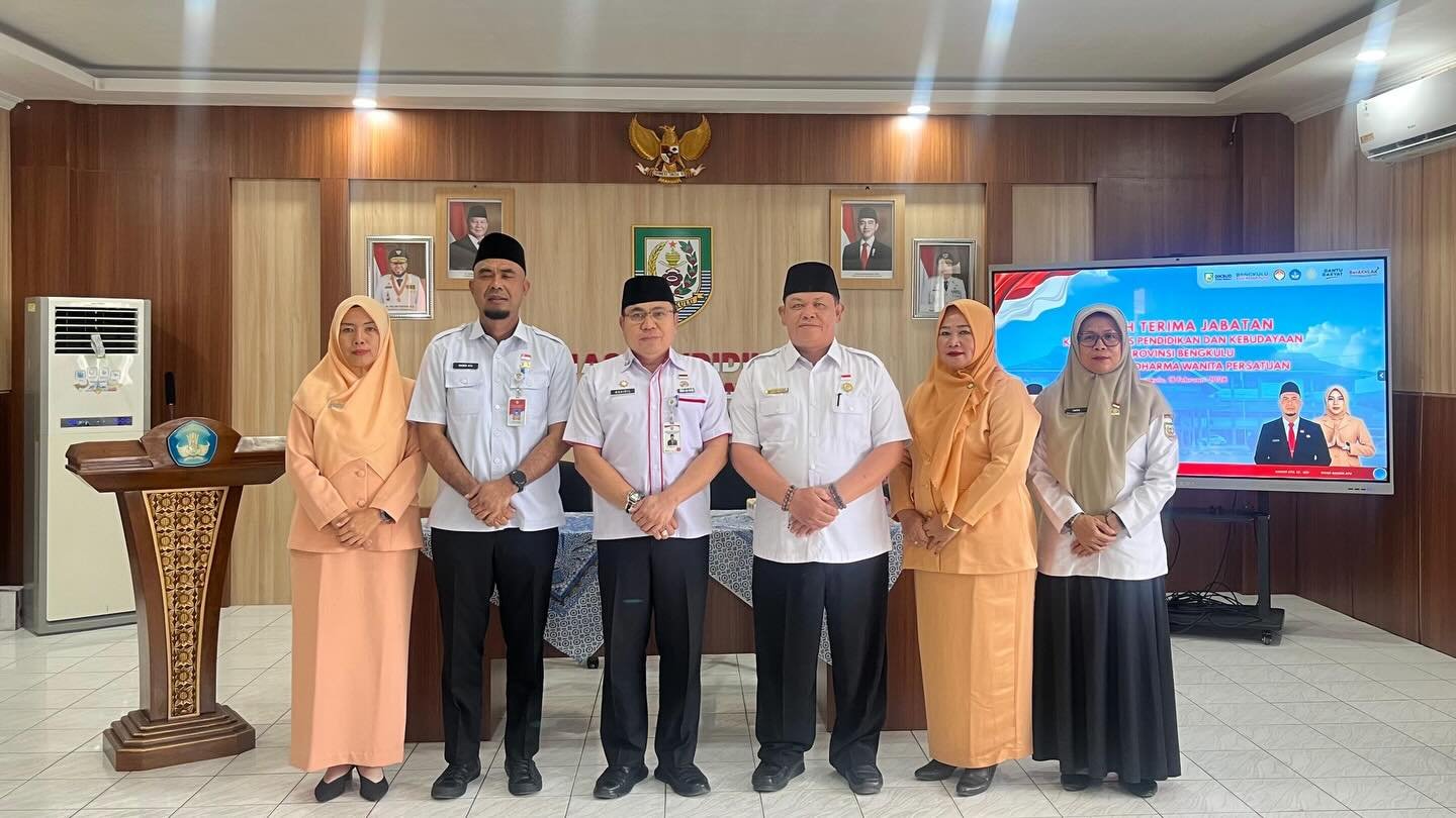 Serah terima jabatan kepala dinas pendidikan yang digelar di kantor dinas pendidikan, Rabu (18/2).(foto:anto) Serah terima jabatan kepala dinas pendidikan yang digelar di kantor dinas pendidikan, Rabu (18/2).(foto:anto)