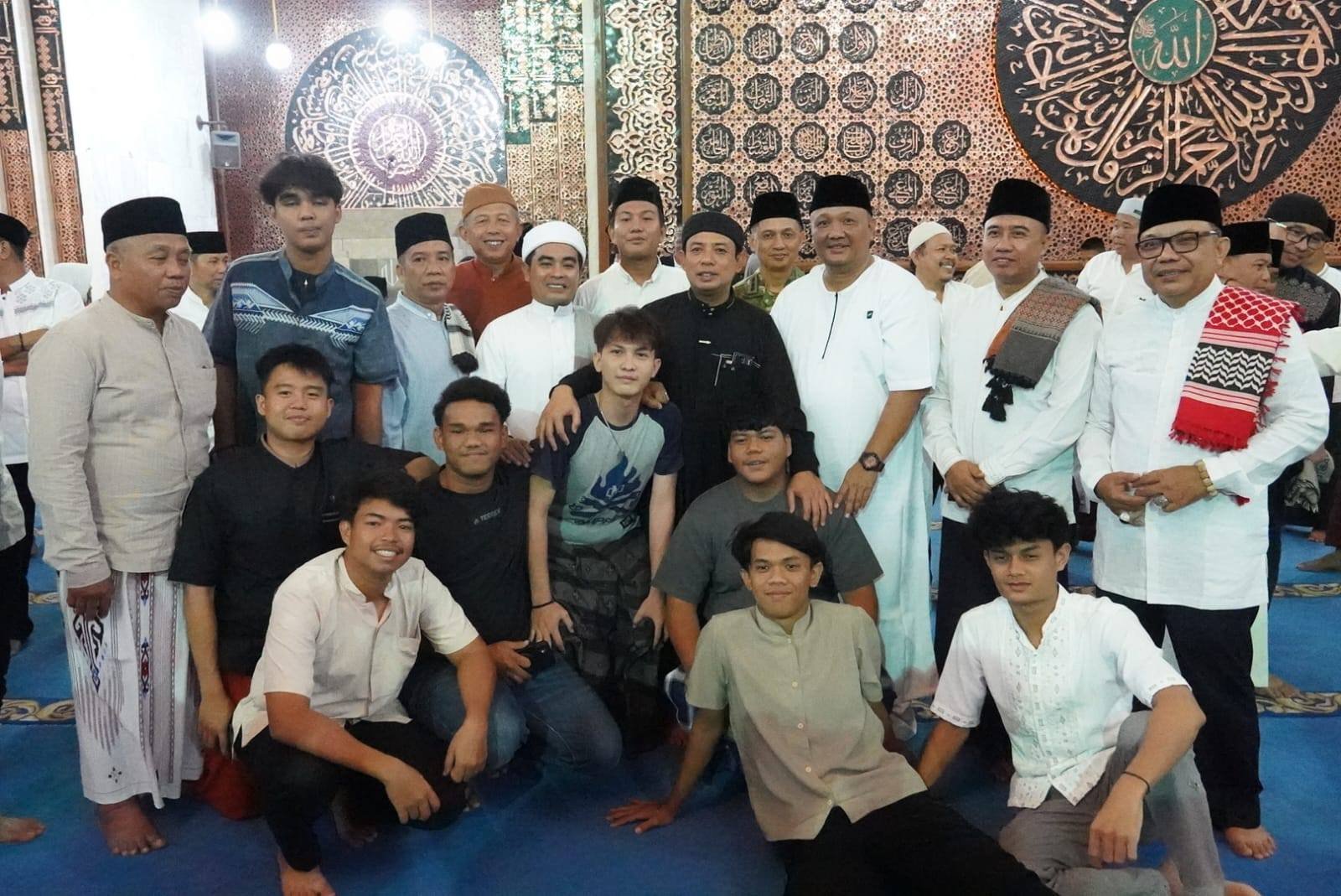 kegiatan ibadah di Masjid Agung At-Taqwa, Rabu malam (18/2/2026)