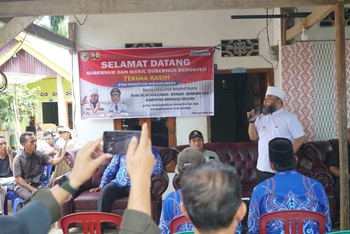 Gubernur Helmi Hasan saat meninjau langsung progres pembangunan jalan sepanjang 6 kilometer itu pada Jumat (20/2).