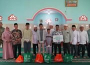 Puluhan warga dhuafa dan anak yatim piatu menerima bantuan yang diserahkan langsung Gubernur Bengkulu Helmi Hasan di Masjid Al Akhyar, Kecamatan Manna, Jumat (20/2)