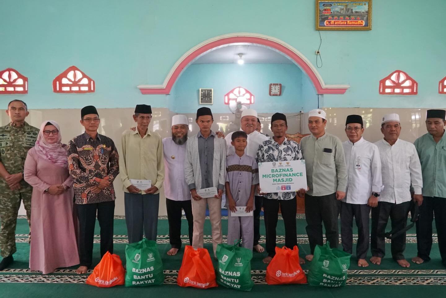 Puluhan warga dhuafa dan anak yatim piatu menerima bantuan yang diserahkan langsung Gubernur Bengkulu Helmi Hasan di Masjid Al Akhyar, Kecamatan Manna, Jumat (20/2)