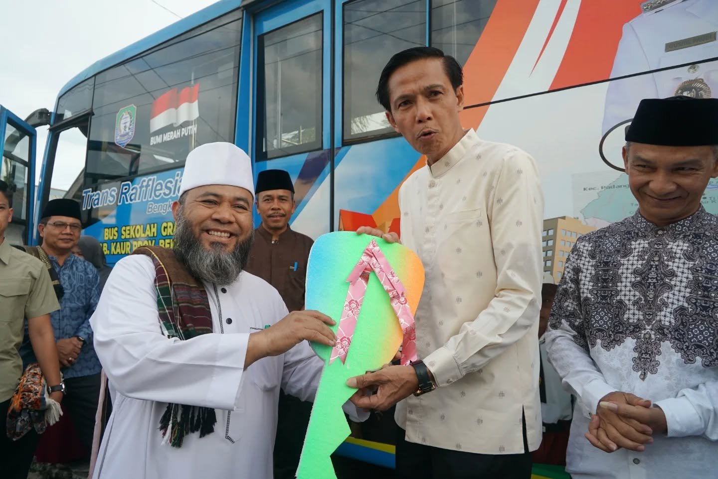 Penyerahan bus sekolah gratis Kaur dilakukan Gubernur Bengkulu Helmi Hasan kepada Bupati Kaur Gusril Pausi, didampingi Wakil Bupati Abdul Hamid di halaman Masjid Jamik Bintuhan, Pasar Bintuhan, Kabupaten Kaur, Jumat (20/2). Penyerahan bus sekolah gratis Kaur dilakukan Gubernur Bengkulu Helmi Hasan kepada Bupati Kaur Gusril Pausi, didampingi Wakil Bupati Abdul Hamid di halaman Masjid Jamik Bintuhan, Pasar Bintuhan, Kabupaten Kaur, Jumat (20/2).