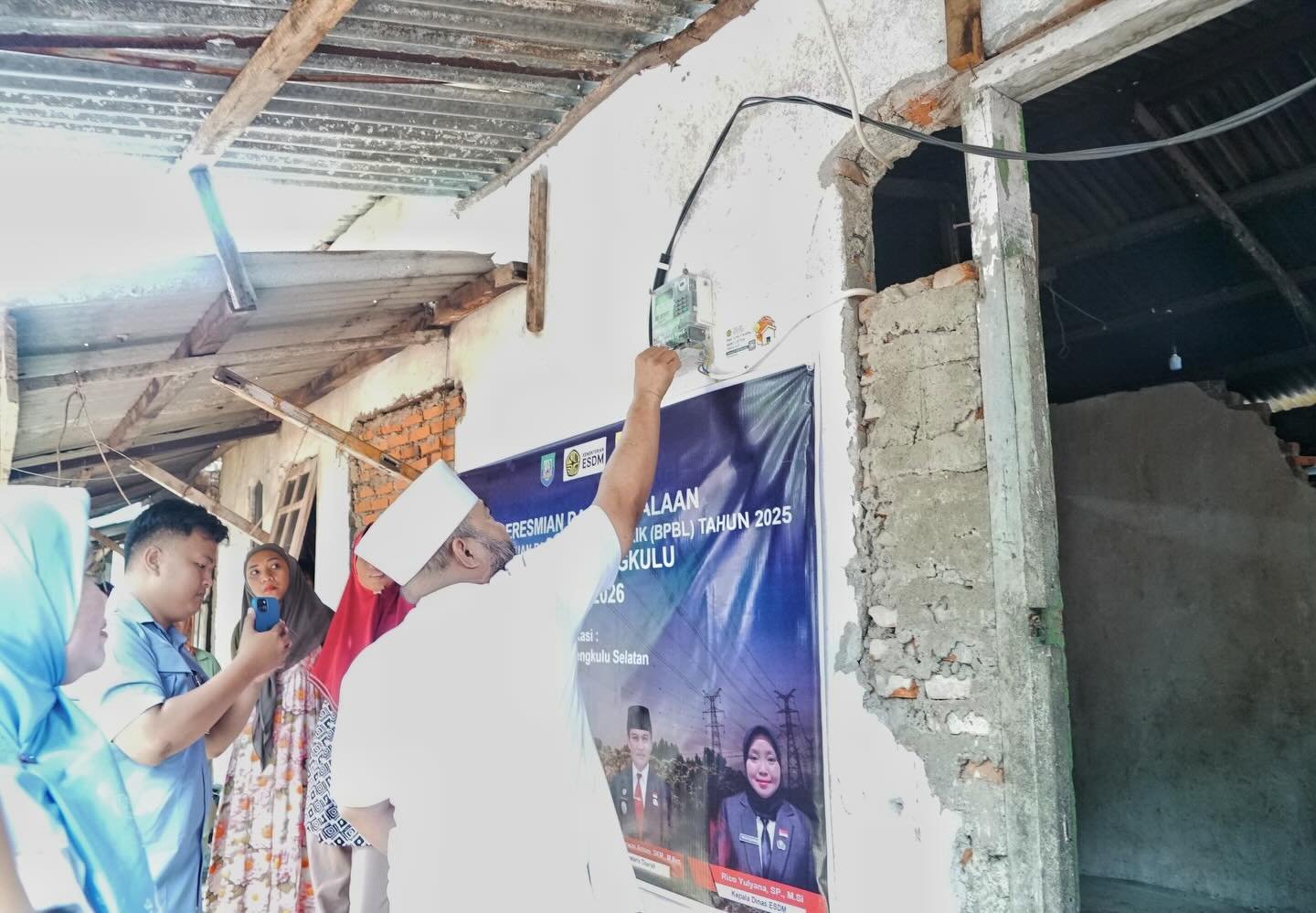 bantuan pasang baru listrik gratis yang diserahkan langsung Gubernur Bengkulu Helmi Hasan, rumah Nopian di Bengkulu Selatan, Jumat (20/2/26)(foto:fraky)