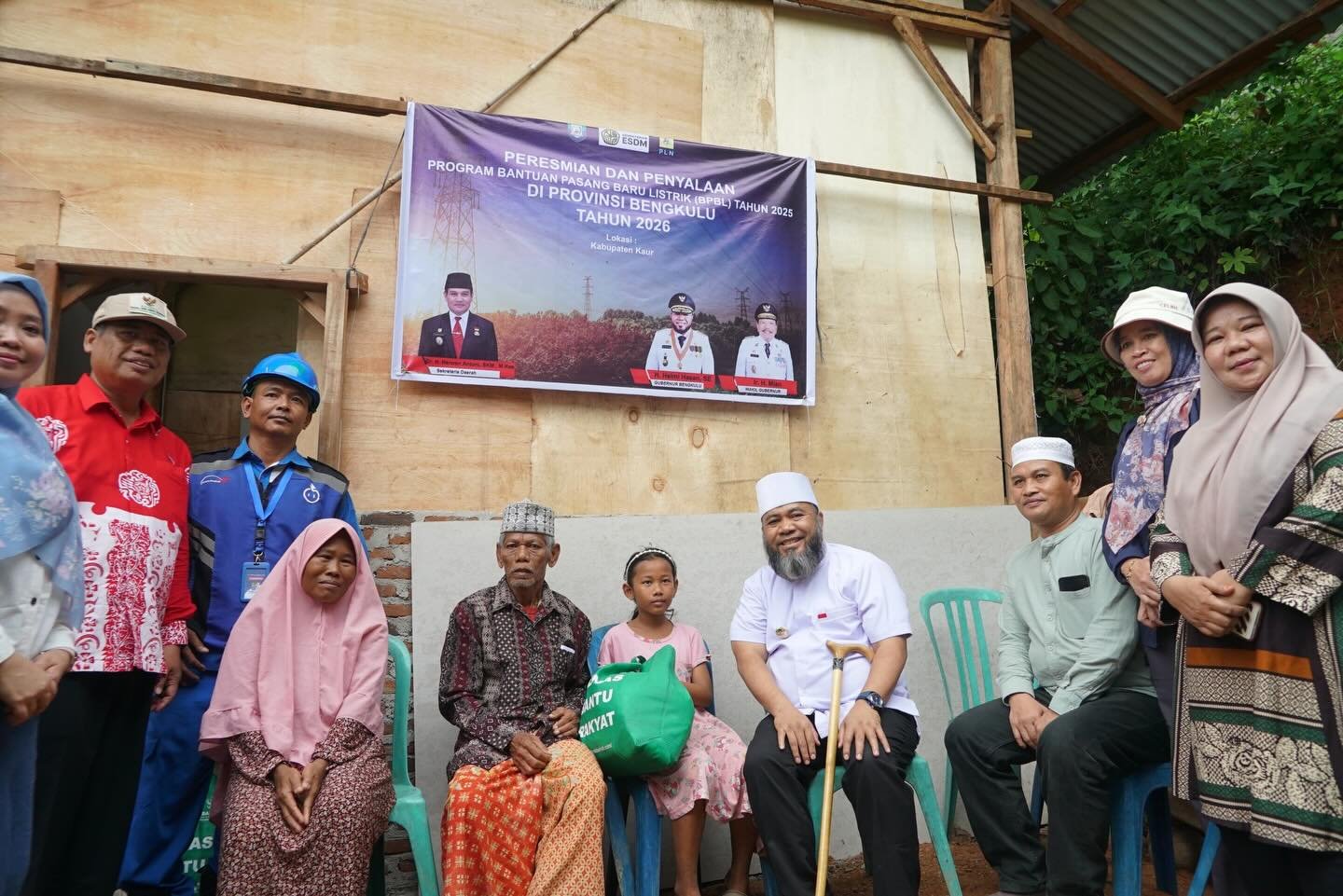 Di Desa Air Jelatang, Kecamatan Maje, perhatian pemerintah menyasar keluarga Sinto Wiryo, Jumat (20/2).(foto:fraky)