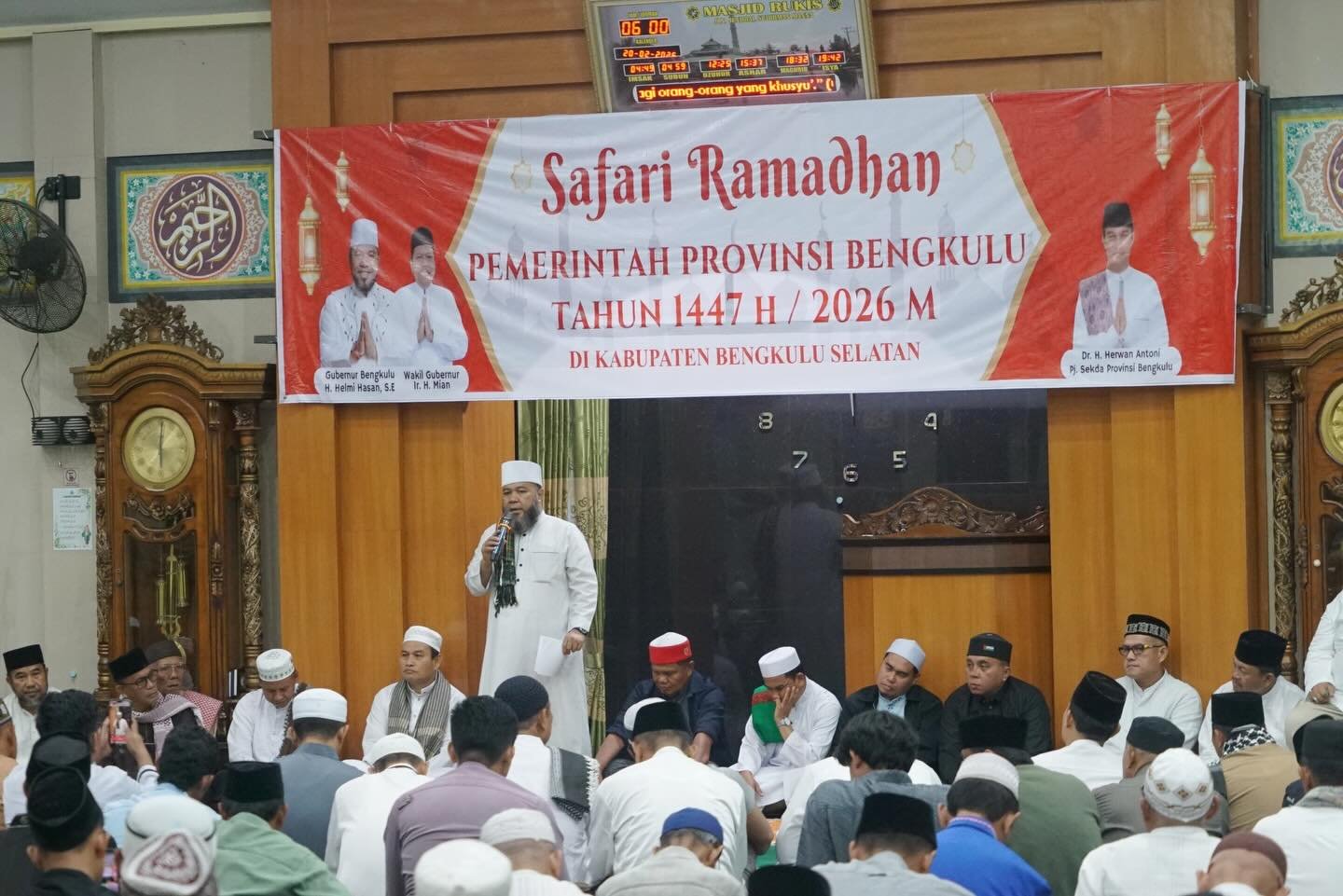 Safari Ramadan yang dirangkai dengan salat Subuh berjamaah dimanfaatkan Pemerintah Provinsi Bengkulu untuk menegaskan percepatan pembangunan infrastruktur di Bengkulu Selatan, Jumat (20/2),(foto:fraky) Safari Ramadan yang dirangkai dengan salat Subuh berjamaah dimanfaatkan Pemerintah Provinsi Bengkulu untuk menegaskan percepatan pembangunan infrastruktur di Bengkulu Selatan, Jumat (20/2),(foto:fraky)
