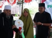 Program Bantuan Rumah Layak Huni tersebut diwujudkan dalam bentuk pembangunan hunian baru yang kemudian diserahkan langsung oleh Gubernur Helmi Hasan didampingi Wakil Gubernur Mian di Kepahiang, Kamis (26/2/26)(foto:rain)