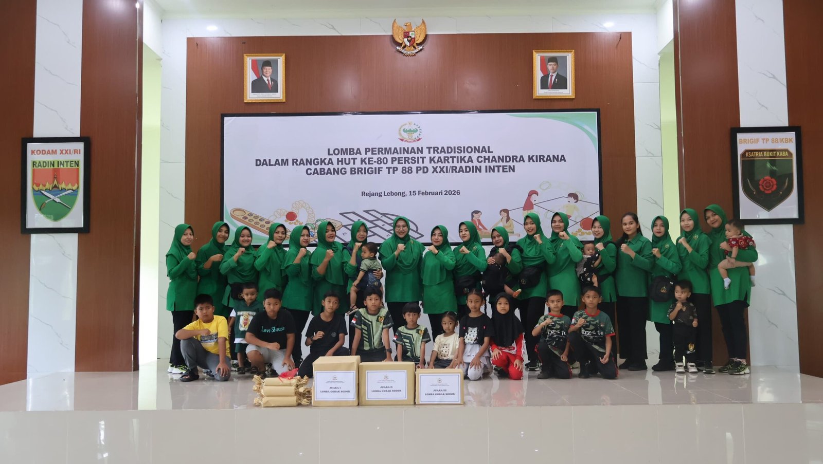 Peringatan Hari Ulang Tahun ke-80 Persit Kartika Chandra Kirana di lingkungan Cabang Brigif TP 88 PD XXI/Radin Inten berlangsung semarak melalui lomba permainan tradisional yang digelar pada Minggu (15/2/2026)