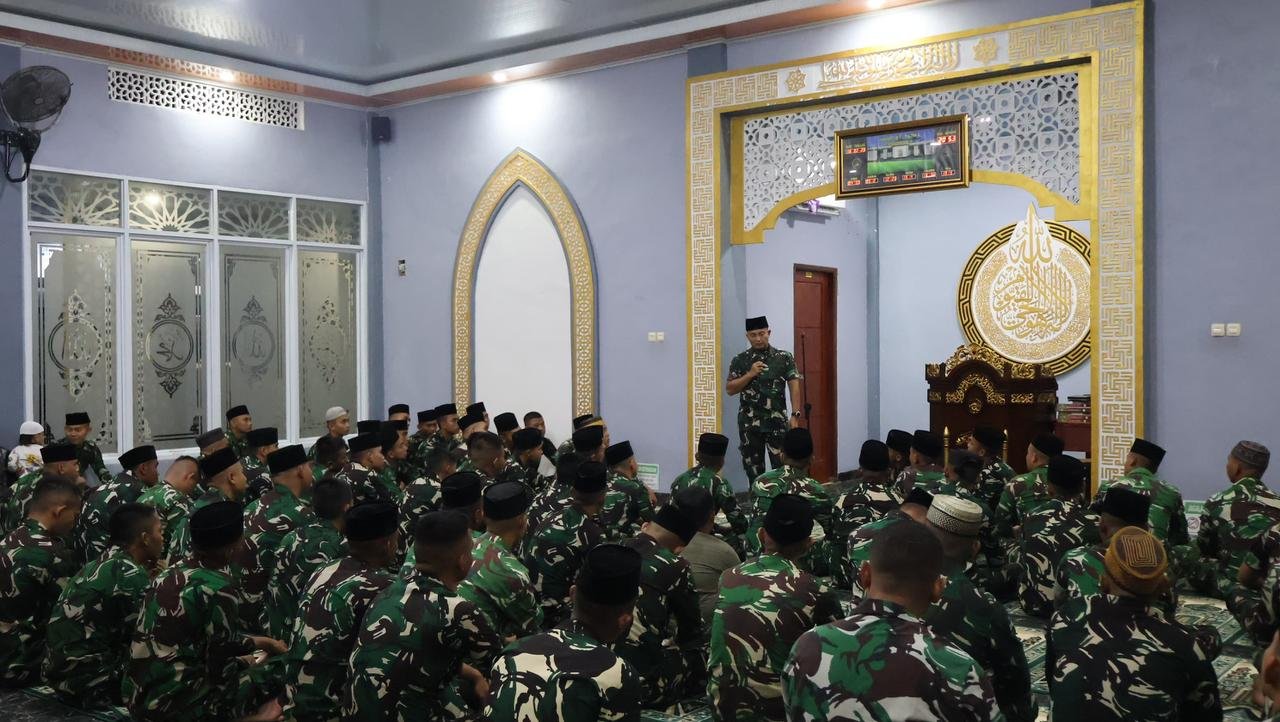 prajurit Brigif TP 88/KBK melaksanakan salat tarawih berjamaah bersama keluarga besar satuan di masjid lingkungan Brigif TP 88/KBK, Rabu malam (18/2/26)(foto:Irawan)