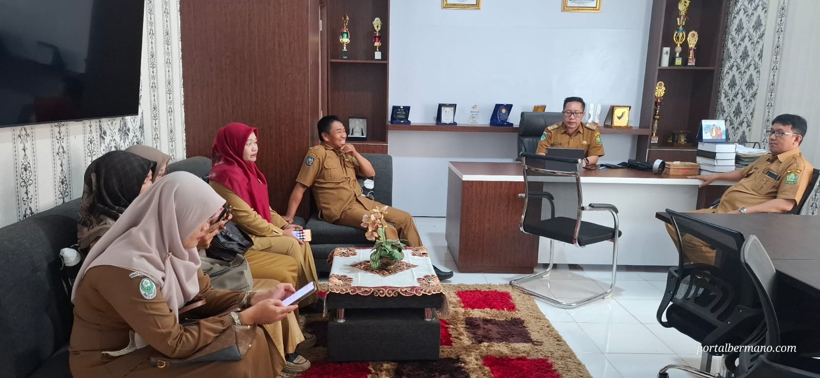 Lebih dari seratus aparatur sipil negara dari 13 puskesmas mendatangi kantor Dinas Kesehatan setempat pada Senin, 23 Februari 2026 (foto:Aan)