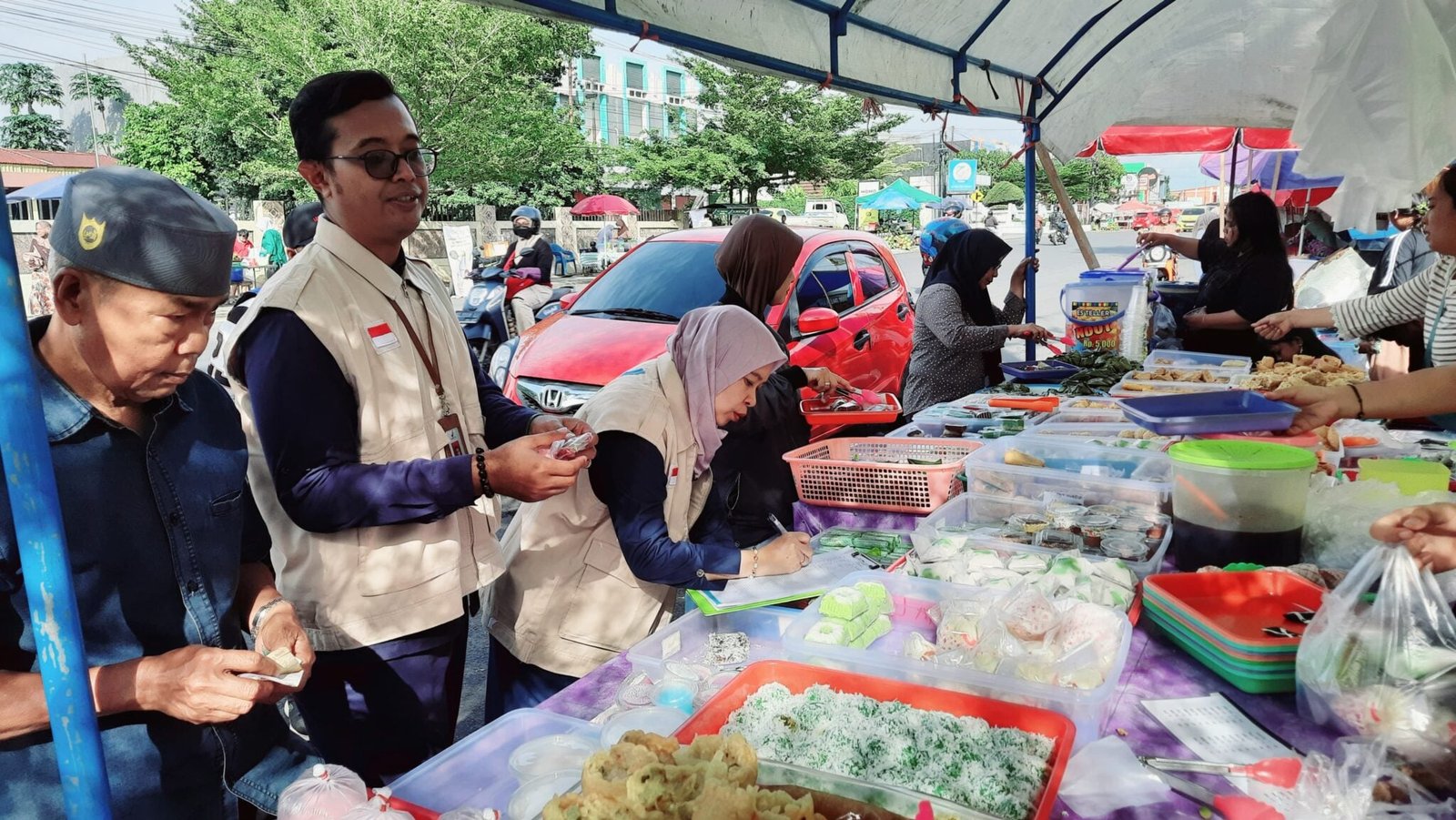 Balai Pengawas Obat dan Makanan Bengkulu melakukan pengawasan intensif di kawasan Gedung Balai Buntar dan depan Gedung DPRD Provinsi Bengkulu, Senin (23/2/26)(foto:anto)