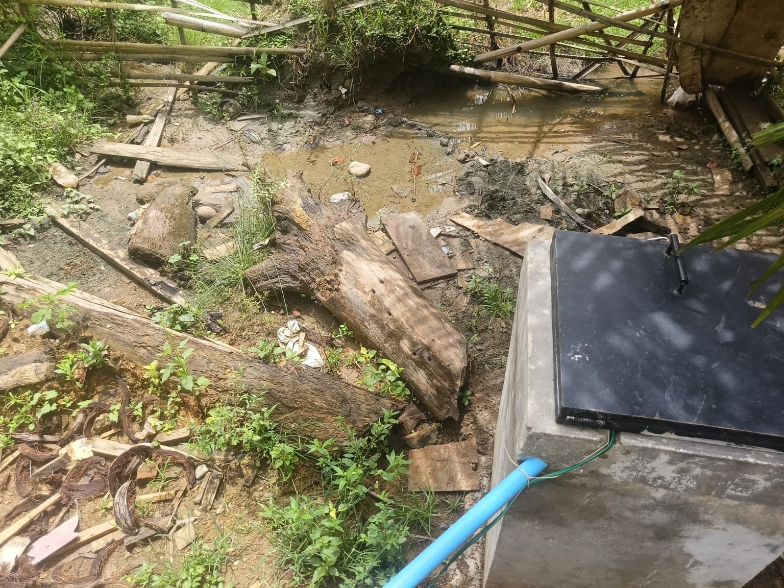 Proyek pembangunan sarana air bersih berupa sumur bor yang bersumber dari Dana Alokasi Khusus (DAK) Tahun 2025 di Desa Padang Manis, Kecamatan Kaur Utara, Kabupaten Kaur,