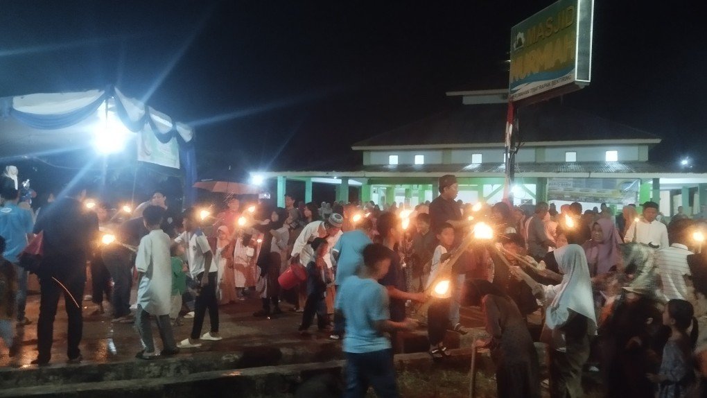 Menyambut datangnya bulan suci Ramadan 1447 Hijriah/2026 Masehi, warga Perumahan Tebat Rapak menggelar pawai obor pada Senin malam (16/2/2026).
