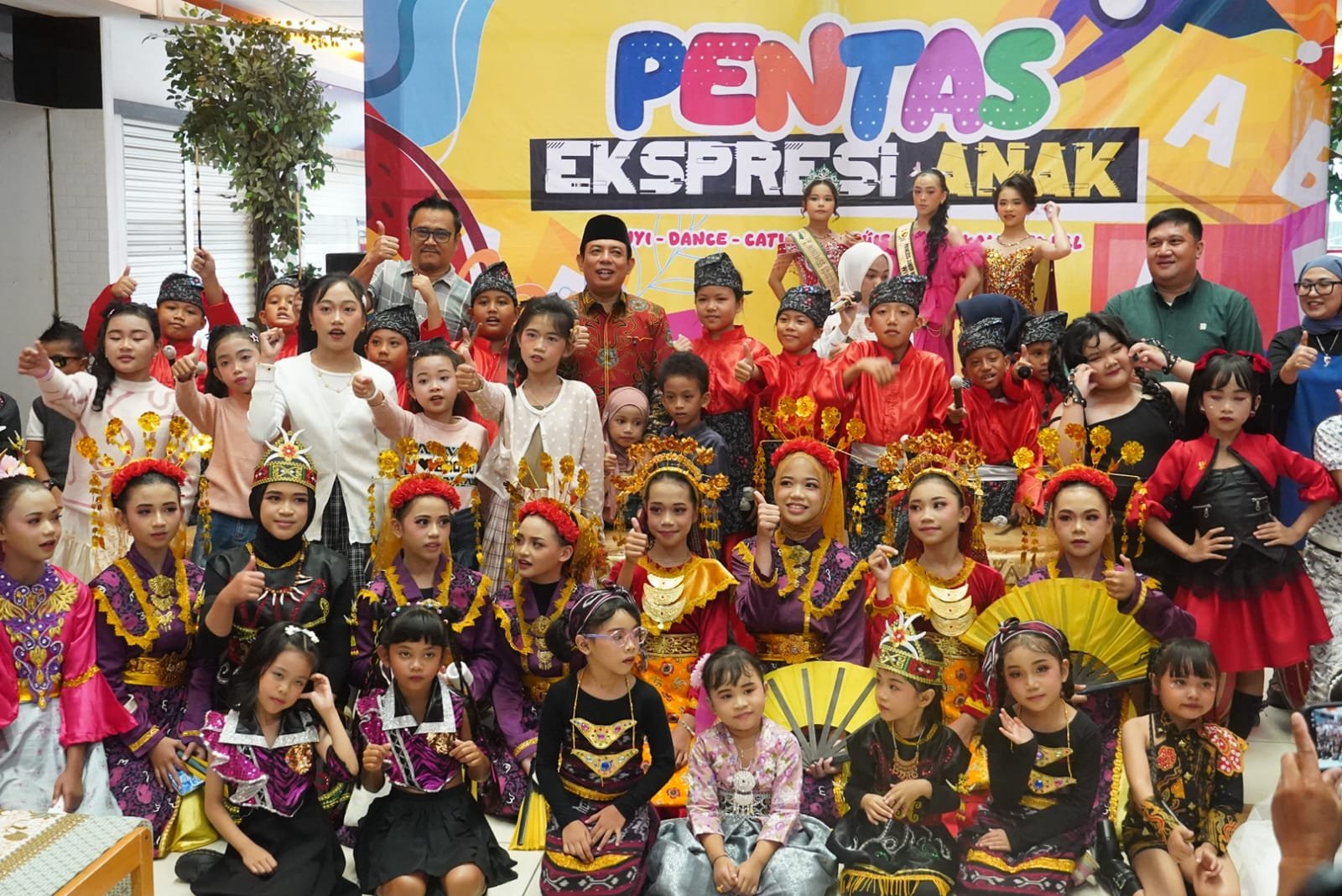 Puluhan pelajar dari berbagai sekolah di Kota Bengkulu tampil menunjukkan bakat dan kreativitas mereka dalam ajang “Pentas Ekspresi Anak” di Atrium Mega Mall, Senin (16/2/2026)(foto:anto)