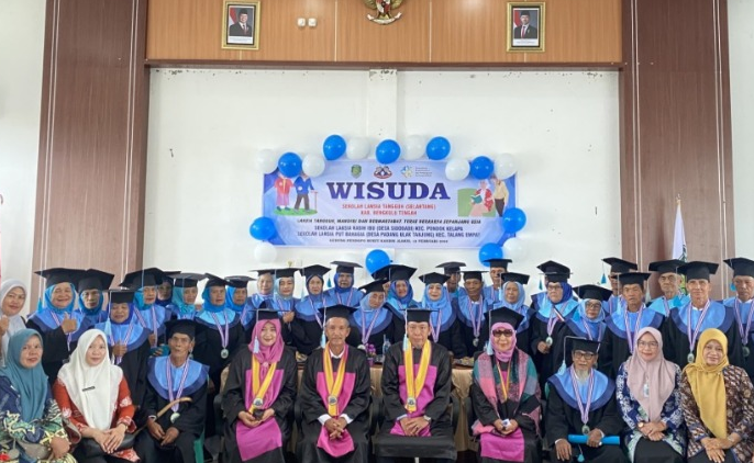 75 Lansia Bengkulu Tengah Resmi Diwisuda, Pemkab Komit Lanjutkan Program SELANTANG