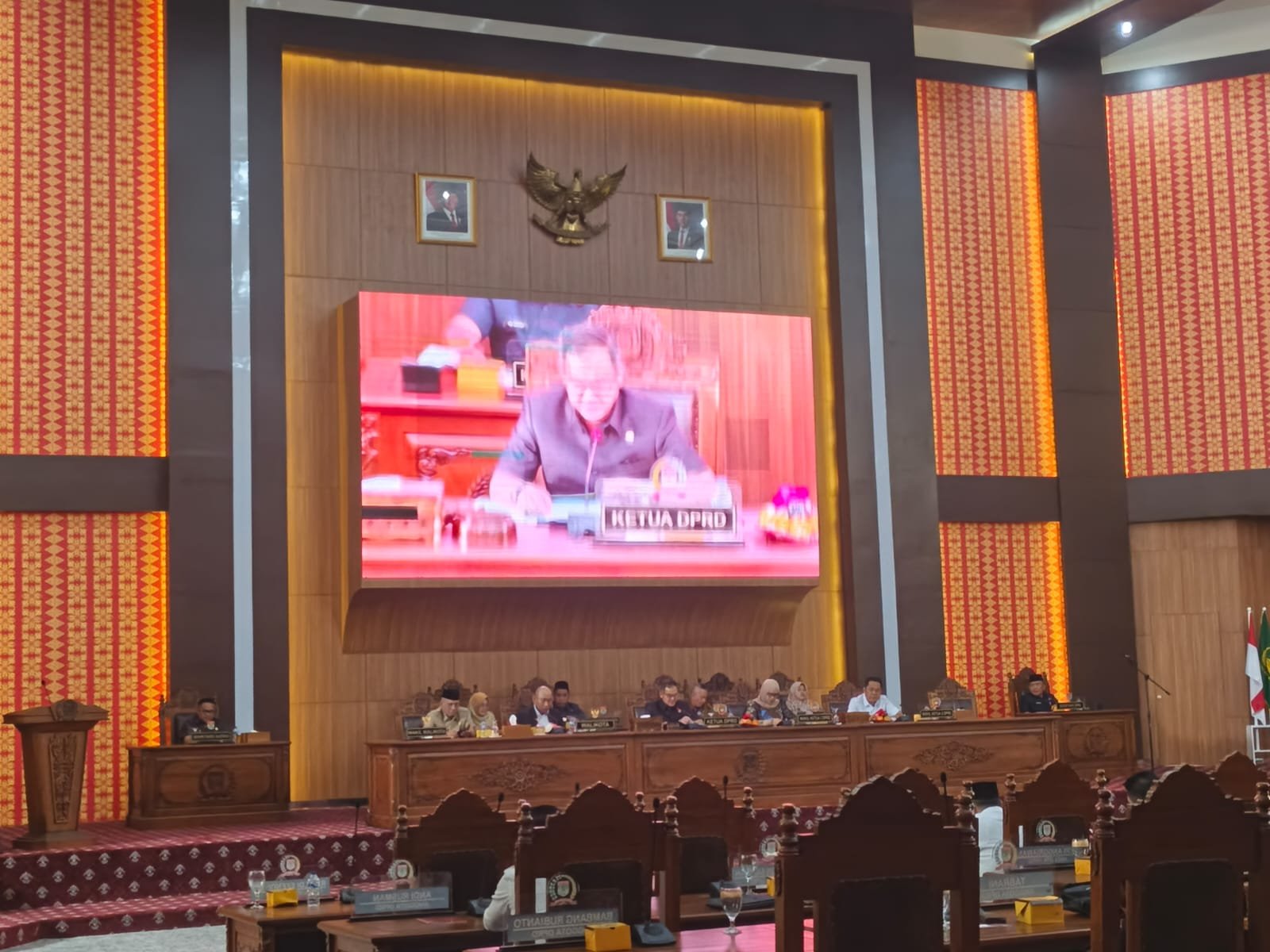 apat paripurna tersebut berlangsung di Ruang Rapat Paripurna DPRD Kota Lubuk Linggau, Senin (9/2/2026) dan dipimpin langsung oleh Ketua DPRD Yulian Effendi.