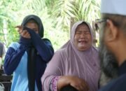 Tangis haru Eva Susanti (50), penjual kue tradisional saat menerima Bantuan Pasang Baru Listrik Bengkulu di Mukomuko, Sabtu (28/2/26)(foto:tomi)