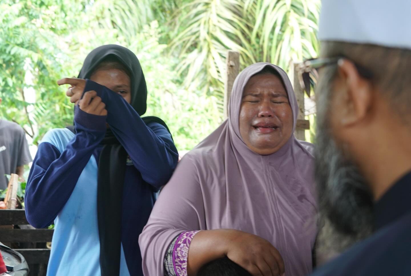 Tangis haru Eva Susanti (50), penjual kue tradisional saat menerima Bantuan Pasang Baru Listrik Bengkulu di Mukomuko, Sabtu (28/2/26)(foto:tomi)
