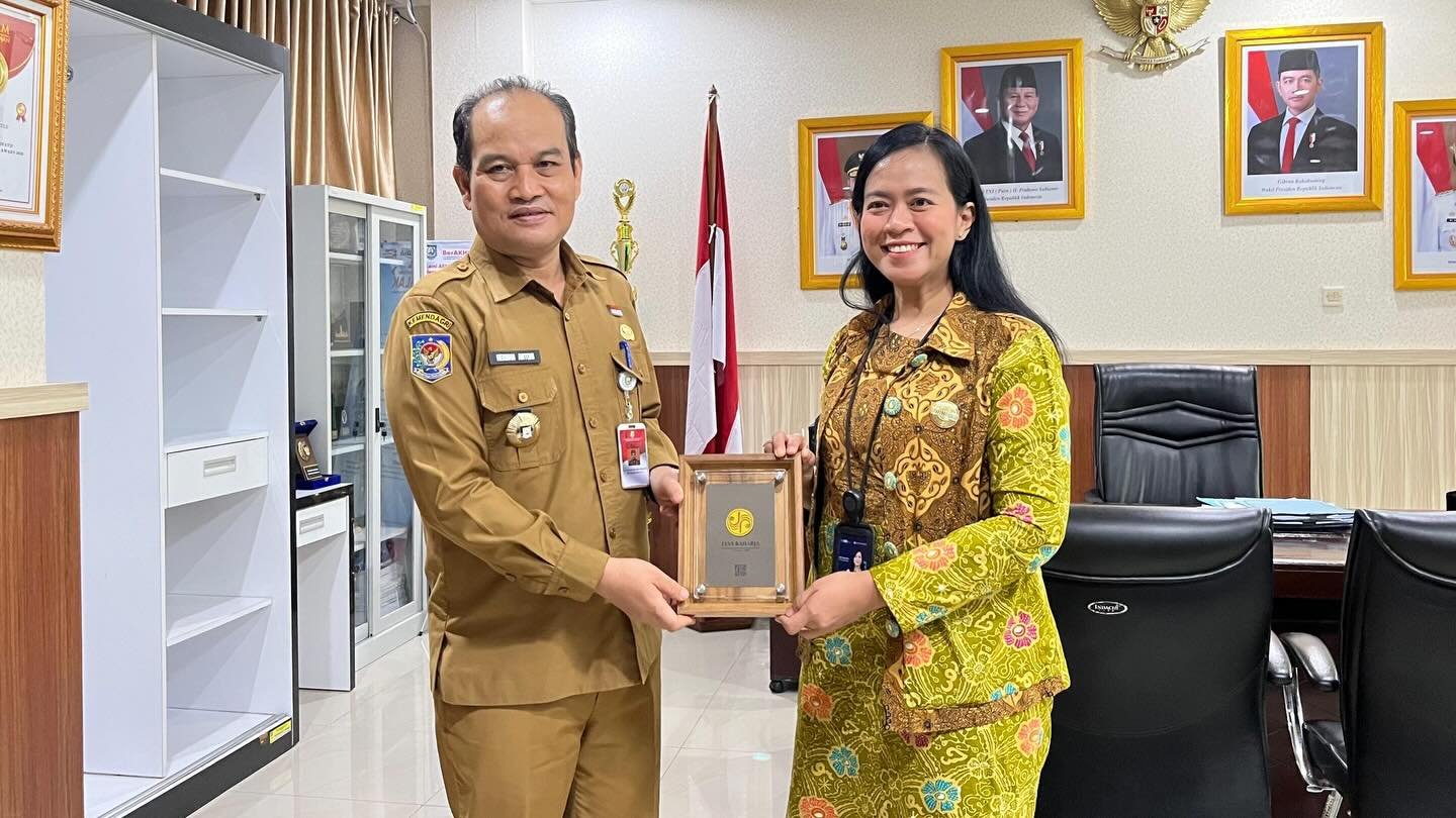 Sekretaris Daerah Provinsi Bengkulu Herwan Antoni dan Kepala Kantor Wilayah PT Jasa Raharja Bengkulu Fitri Agustina di ruang kerja Sekda, Selasa (3/2)