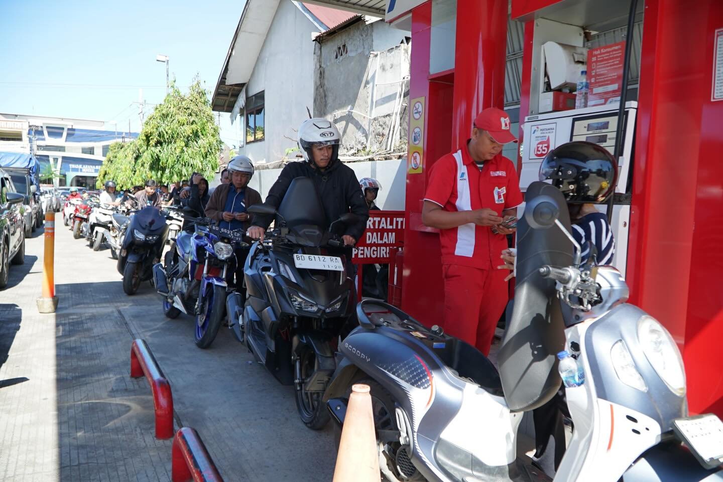 Antrean panjang di sejumlah Stasiun Pengisian Bahan Bakar Umum (SPBU) di wilayah Bengkulu, Jumat (6/3/26)(foto:ist)