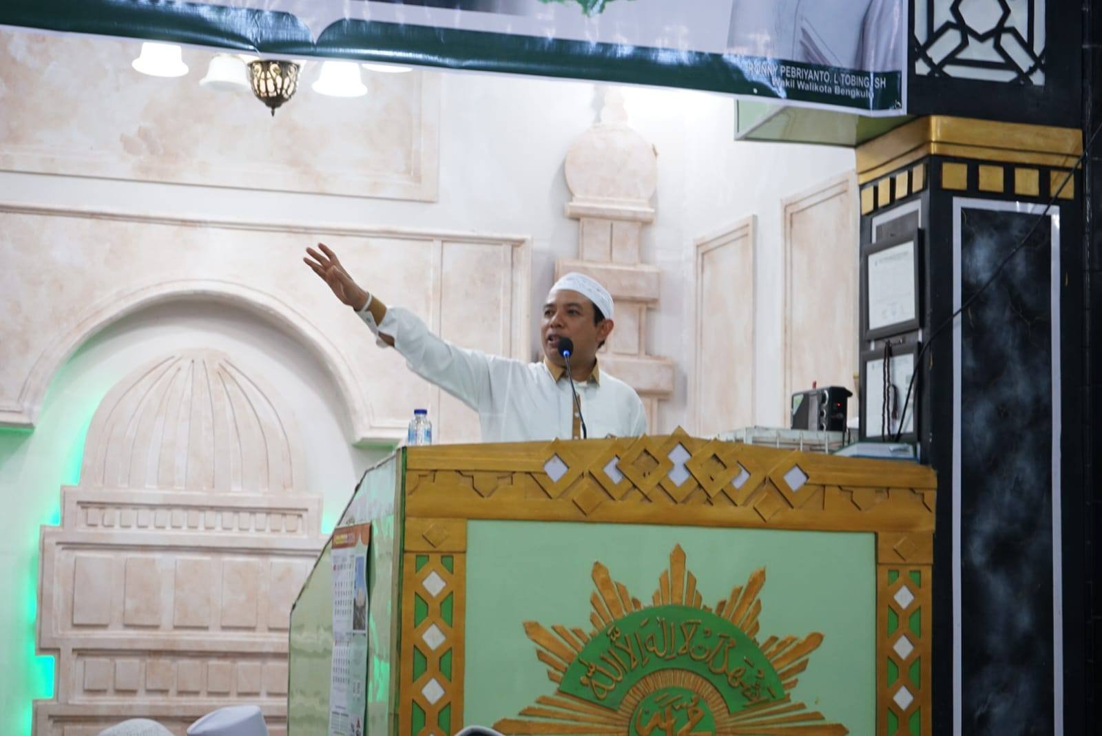 Walikota Bengkulu Dedy Wahyudi saat Tarawih keliling Ramadan 1447 H malam ke-10 di Masjid Al Muttaqien, Kelurahan Malabero, Kecamatan Teluk Segara, Jumat (27/2/26).(foto:anto)