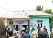 Seorang warga Kelurahan Pematang Gubernur bernama Pak Pandi kini resmi menempati rumah baru yang lebih layak setelah sebelumnya hidup di hunian tidak sehat bahkan harus berbagi atap dengan kandang ayam.