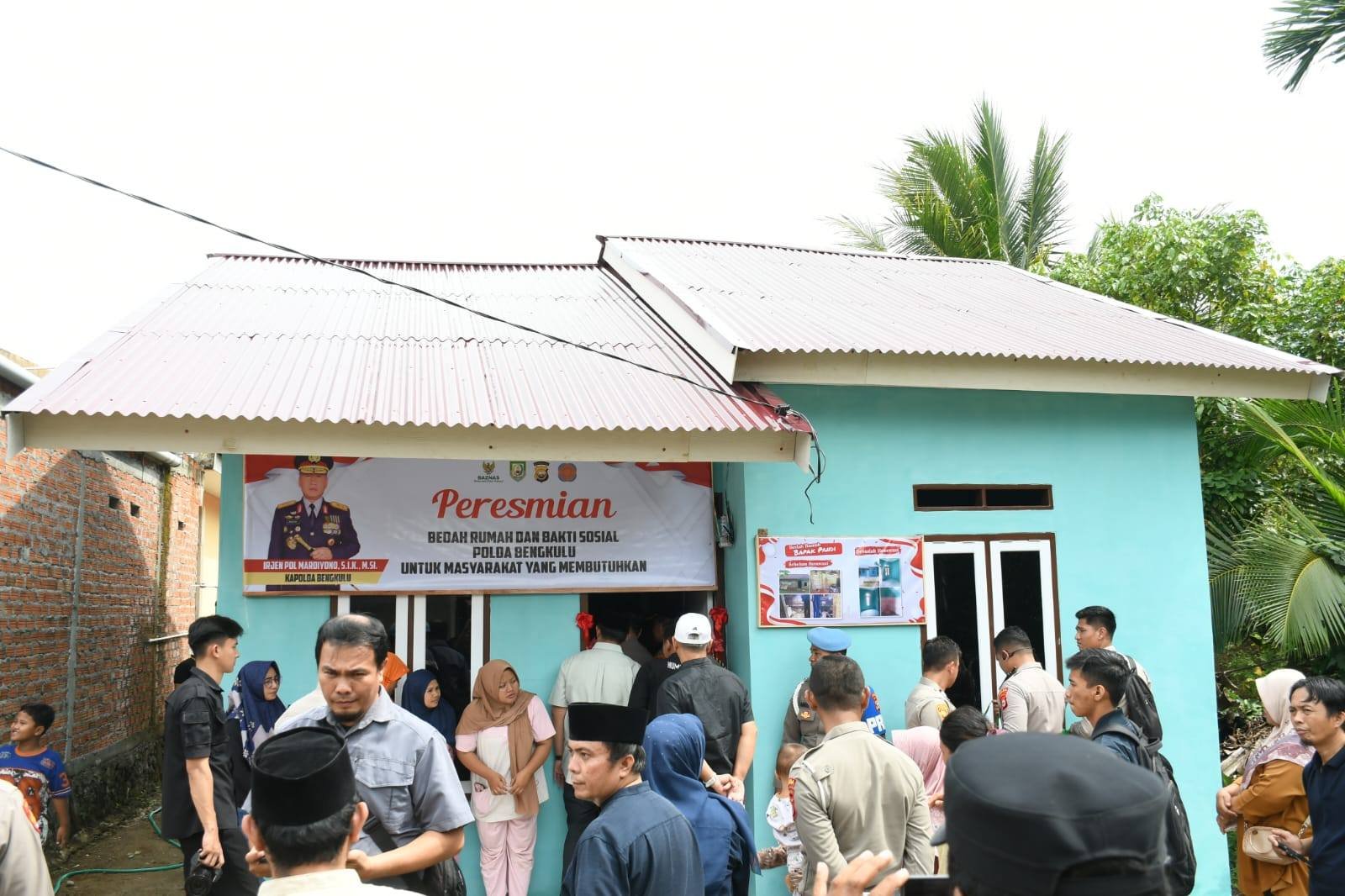 Seorang warga Kelurahan Pematang Gubernur bernama Pak Pandi kini resmi menempati rumah baru yang lebih layak setelah sebelumnya hidup di hunian tidak sehat bahkan harus berbagi atap dengan kandang ayam.