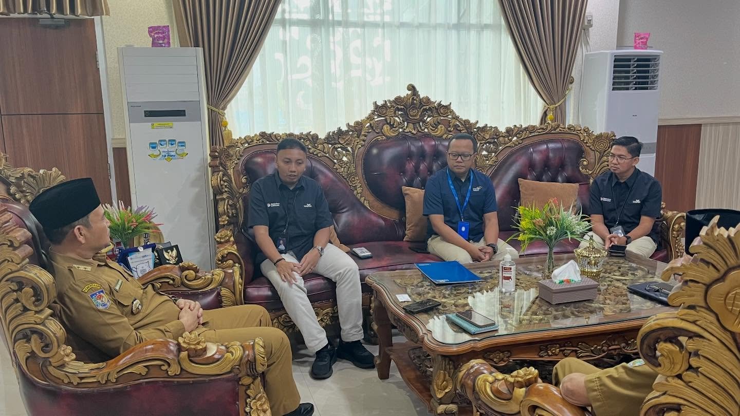 Sekretaris Daerah Provinsi Bengkulu Herwan Antoni dengan perwakilan PT Taspen Kantor Cabang Bengkulu di ruang kerja Sekda, Kantor Gubernur Bengkulu, Selasa (10/3/2026).