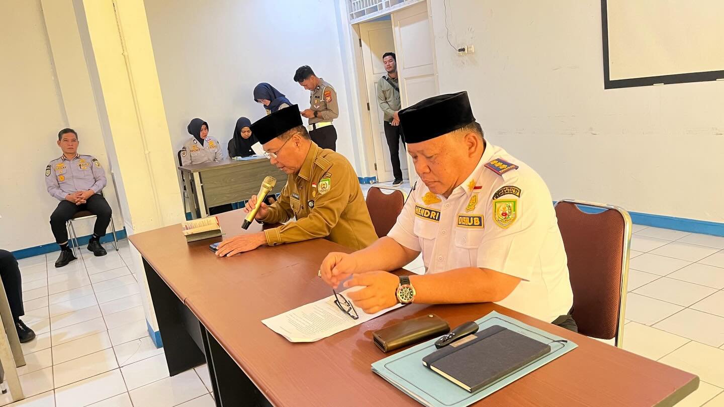 Staf Ahli Gubernur Bidang Ekonomi, Keuangan, dan Pembangunan, M. Ikhwan, bersama Kepala Dinas Perhubungan Provinsi Bengkulu, Hendri Kurniawan di Ruang Rapat Enggano, Dinas Perhubungan Provinsi Bengkulu, Selasa (10/3/2026).(foto:anto)