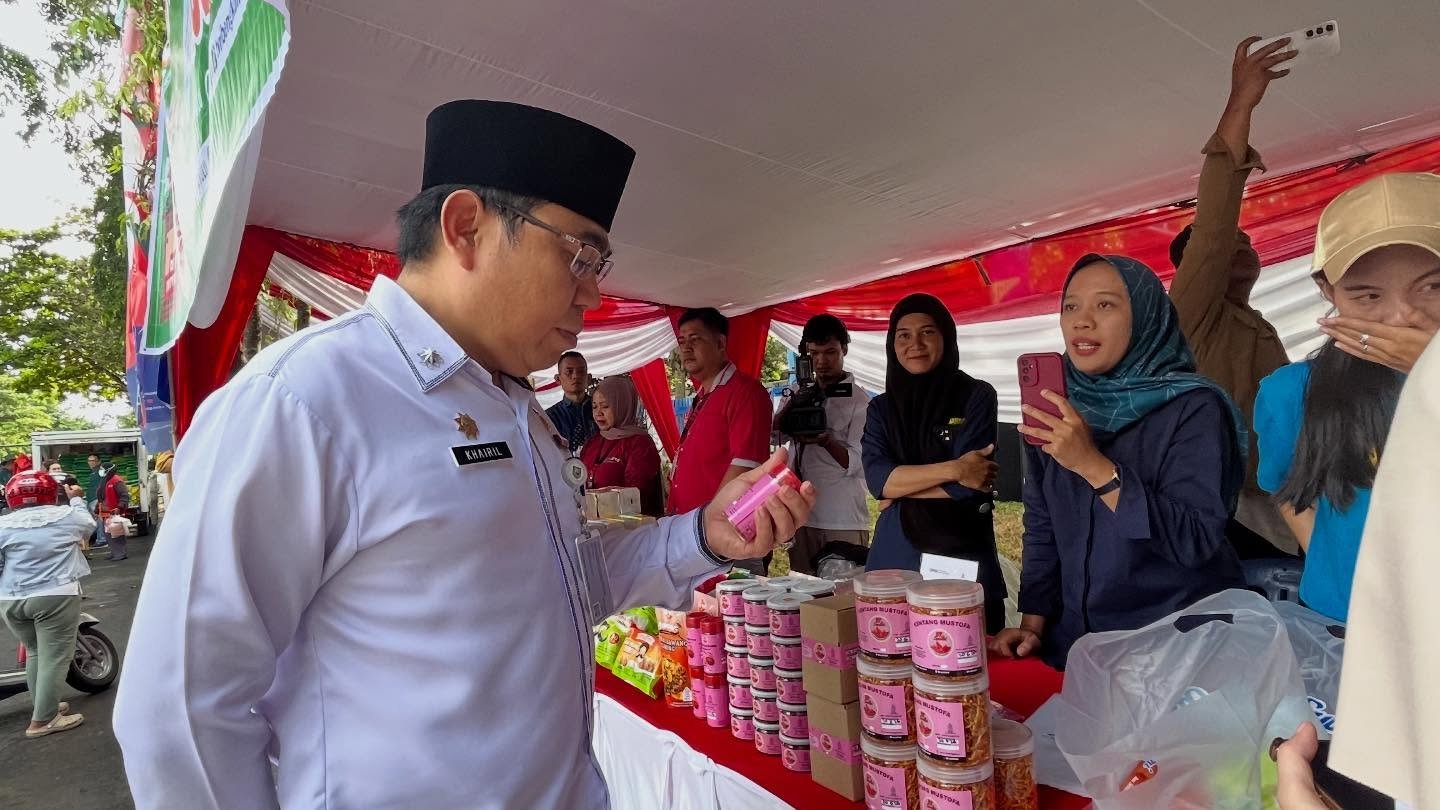 Asisten I Sekretariat Daerah Provinsi Bengkulu Bidang Pemerintahan dan Kesejahteraan Rakyat, Khairil Anwar. saat memantau Pelaksanaan Gerakan Pangan Murah TVRI Bengkulu, Rabu (11/3/26)(foto:pemprovbkl)
